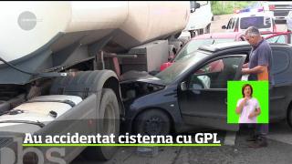 Cisternă pentru transport de combustibil GPL, lovită violent de alte două maşini, pe o şosea din Vaslui (Video)