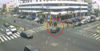 Momentul în care o profesoară spulberă un grup de copii după ce pierde controlul volanului într-o intersecţie, în Peru (Video)