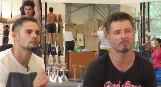 Valentin şi Cătălin, foşti gimnaşti de performanţă fac spectacol pe scena circului metropolitan din Bucureşti (Video)