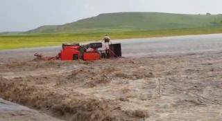 Tractor răsturnat de o viitură puternică, în Botoșani. Șoferul a fost salvat în ultimul moment