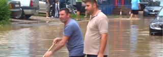 Loviţi de inundaţii, piteştenii au înotat prin bălţi pentru a desfunda gurile de canal (Video)