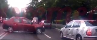 Tânăr aproape să fie ucis de o maşină scăpată de sub control, la Bârlad (Video)