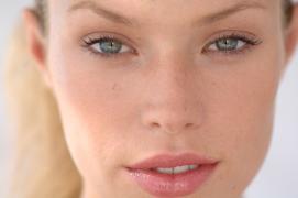 Tot ce trebuie să știm despre lentilele de contact. Cum trebuie să le purtăm (Video)