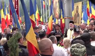 Ziua Eroilor, prilej de scandal în cimitirul din Valea Uzului, după ce sute de etnici maghiari au făcut un lanţ uman (Video)