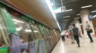 O bucată de tablă desprinsă din plafon s-a prăbuşit pe şine, în staţia de metrou 1 Mai (Video)