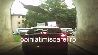 Tencuială căzută pe mașină, la un semafor din Timişoara (Video)