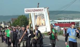 Pelerinaj catolic la statuia cu puteri făcătoare de minuni din Şumuleu Ciuc (Video)