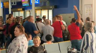 180 de români blocaţi ore în şir pe aeroportul din Malaga, în Spania. "Ne-au dat bagajele jos din avion!" (Video)