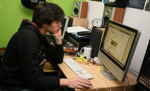 Unul din zece copii români uită să mănânce și să doarmă, stând în fața calculatorului