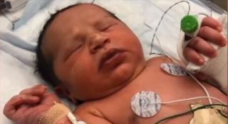 Bebeluş salvat. Fusese abandonat într-o pungă de plastic în pădure