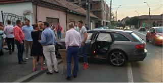 Un şofer beat a intrat cu maşina într-un alai de nuntaşi din Baia Mare (Video)