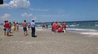 Intervenţie dramatică la Mamaia, pe plaja de la Hanul Piraţilor. Un bărbat înecat este resuscitat de medici (Video)