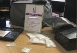 Rucsac plin cu droguri, uitat într-un tren din Marea Britanie (Video)