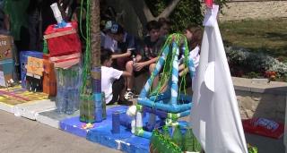 Muzeul Deșeurilor, expoziție la malul mării, din iniţiativa unui grup de voluntari ecologişti (Video)