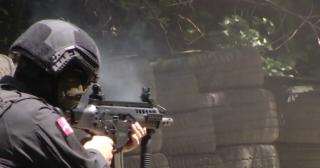 Militarii şi poliţiştii români ar putea primi arme de asalt şi pistoale Beretta (Video)