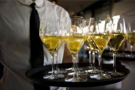 Patronii sunt nevoiţi să îşi închidă restaurantele, din cauza crizei de ospătari (Video)