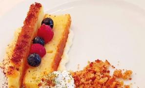 Papa Francisc a fost încântat de prăjitura cu mălai, în timpul vizitei din Transilvania (Video)