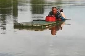 Barcă răsturnată pe râul Mureş, oameni în apă, operaţiune de salvare în direct (Video)