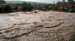 Imagini cu puhoiul de apă care a devastat două localităţi din Bistriţa (Video)