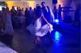 O mireasă a făcut un spectacol senzaţional de dans la propria nuntă (Video)