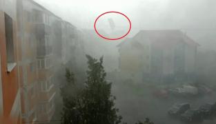 O furtună puternică a lovit la Curtea de Argeş. Vântul a smuls bucăţi din acoperişurile blocurilor (Video)