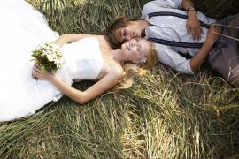 Trendul pentru distrugerea rochiei de mireasă a ajuns şi în România