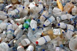 Un om ingerează 5 grame de plastic săptămânal, fără să ştie (studiu)