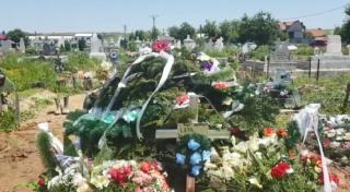 O mare de coroane pe mormântul criminalului Ionel Lepa. Asasinul poliţistului Cristian Amariei a fost îngropat, la Lugoj (video)