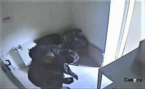 Un hoţ care jefuia o bancă în Dolj şi nu vedea bine a renunţat la cagulă şi s-a uitat direct la cameră (Video)