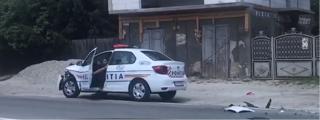 Trei maşini de poliţie făcute praf într-un carambol. Agentul vinovat ar putea plăti reparaţiile (Video)