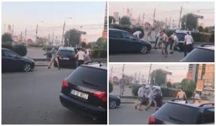Bătaie sălbatică în centrul Iaşului, mai mulţi tineri îşi cară pumni pe şosea (video)