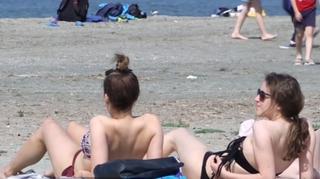 Între bronz sănătos și pericol real. Cum protejăm pielea de radiațiile solare