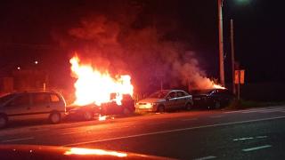 Maşini în flăcări la Coşereni, pe marginea drumului. Una dintre ele s-a făcut scrum (video)