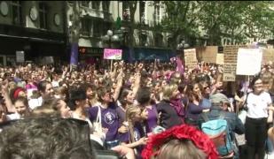 Zece mii de femei în stradă, în Elveția. Se cer salarii egale cu ale bărbaților