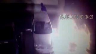 Un bărbat din Lugoj stropeşte o maşină din parcare cu combustibil şi îi dă foc, fără să ştie că e filmat
