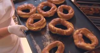 Covrigul cu ou, rețeta delicioasă salvată de cofetarii din Câmpulung