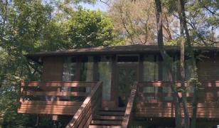 Căsuțele de vacanţă în copaci au succes și la turiștii români