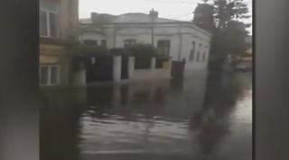 Furtună puternică în Brăila, sistemul de canalizare a cedat în jumătate de oră