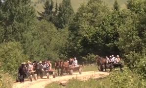 Plimbări cu căruța, gulaș și pălincă, pentru turiștii care ajung în Harghita