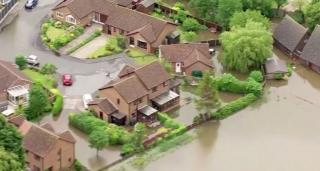 Sute de case au fost evacuate din cauza inundaţiilor într-un orăşel din Anglia (Video)
