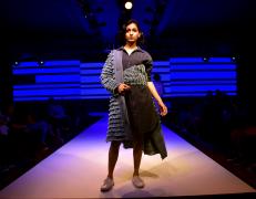 Creaţii Versace, Armani, Dolce Gabanna, prezentate pe podium la Milano (Video)