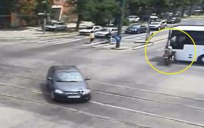 Cursa unui motociclist din Timişoara s-a terminat într-un autobuz (Video)