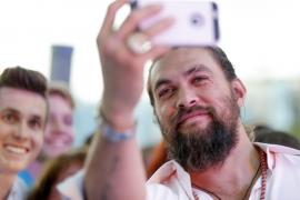 De ziua internaţională a tatălui, Jason Momoa a construit o motocicletă alături de copii (Video)