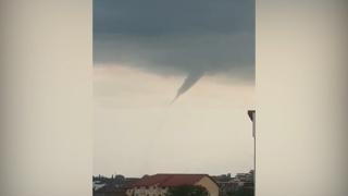 Minitornadă filmată la Giroc, lângă Timișoara, în timpul codului roșu de furtună (Video)
