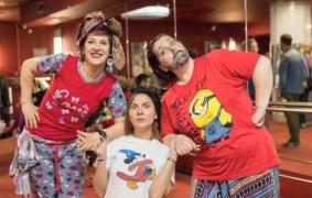 "Mami şi tati se poartă ciudat", o carte pentru copii, transformată în piesă de teatru (Video)