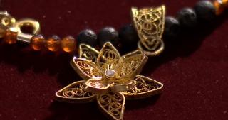 Bijuterii handmade, făcute din suflet. O tânără din Bucureşti şi-a deschis propriul atelier de bijuterii, în bucătărie (Video)