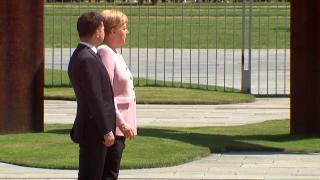 Angela Merkel tremură necontrolat la întâlnirea cu Președintele Ucrainei: ”Am băut cel puțin 3 pahare de apă”