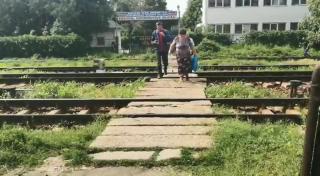 Femeie ucisă de tren la intrarea în gara Buzău, după ce a căzut pe şine (Video)