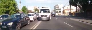 A intrat pe contrasens pentru a depăşi o coloană de maşini, dar şi-a găsit naşul (Video)