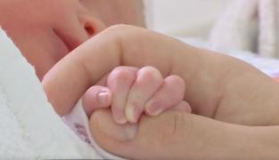 O femeie a devenit mamă, după unsprezece încercări fără succes (Video)